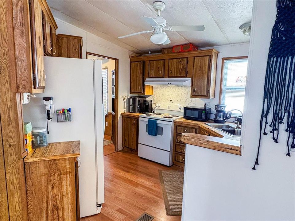 合同活跃: $230,000 (3 贝兹, 2 浴室, 1352 平方英尺)