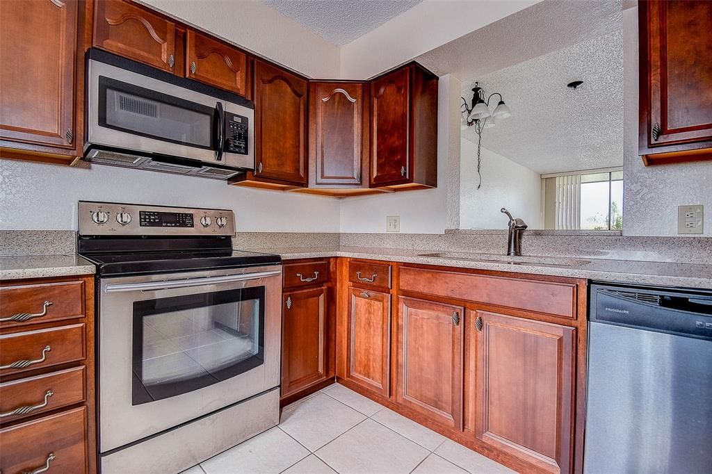 待售: $220,000 (2 贝兹, 2 浴室, 960 平方英尺)