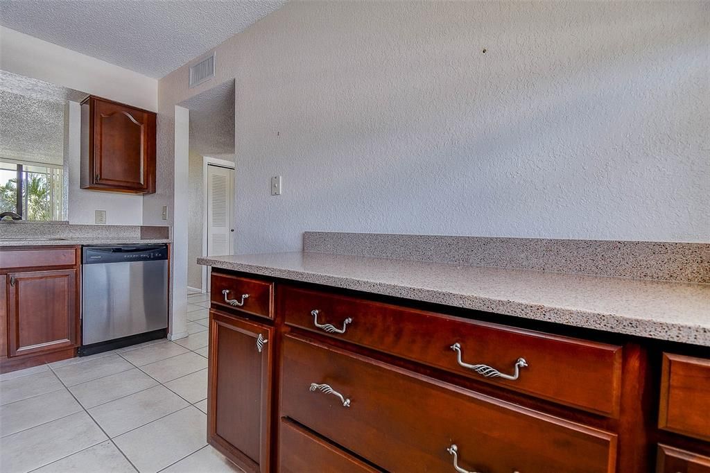 待售: $220,000 (2 贝兹, 2 浴室, 960 平方英尺)