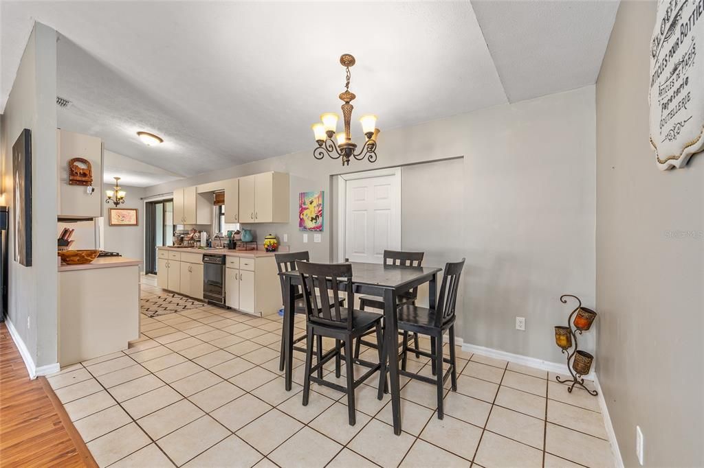 待售: $429,900 (2 贝兹, 2 浴室, 1112 平方英尺)