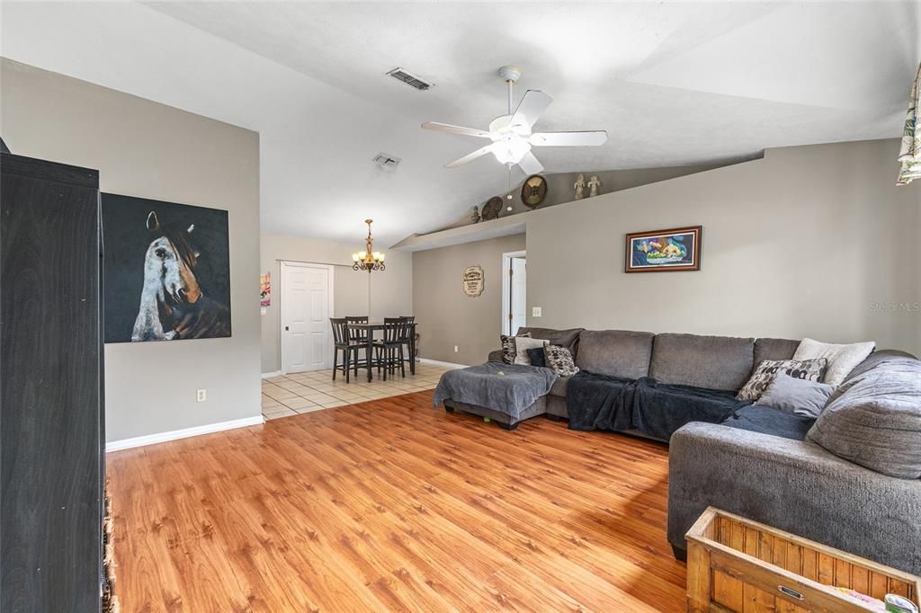 待售: $429,900 (2 贝兹, 2 浴室, 1112 平方英尺)