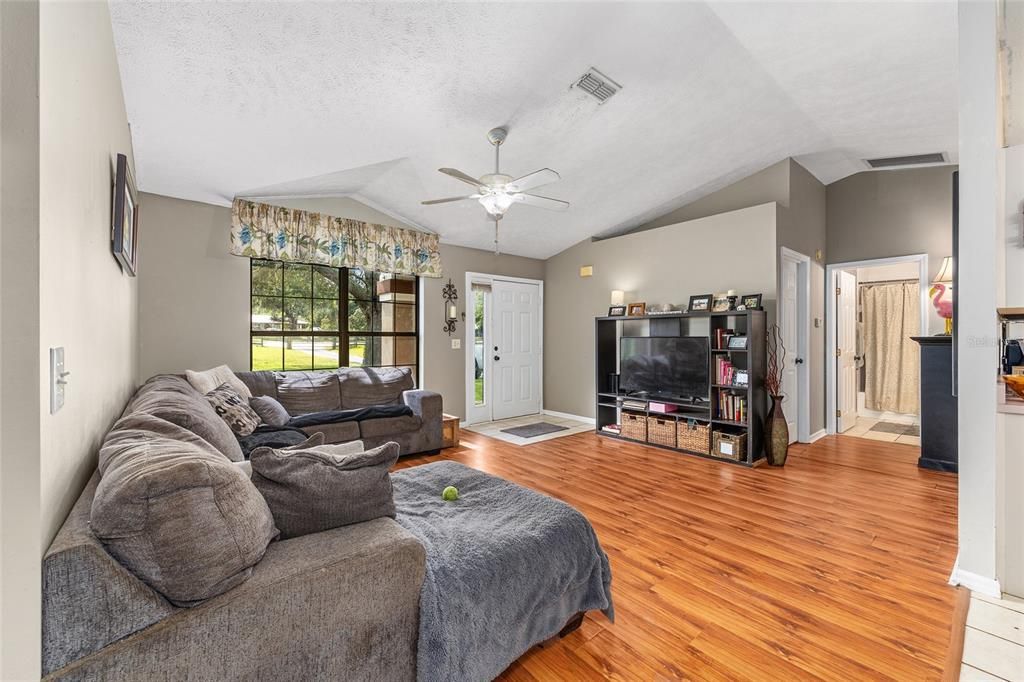 待售: $429,900 (2 贝兹, 2 浴室, 1112 平方英尺)