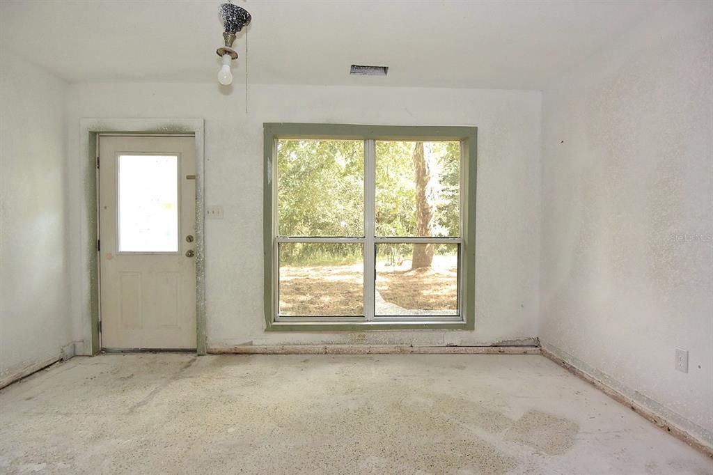 待售: $97,900 (3 贝兹, 2 浴室, 990 平方英尺)