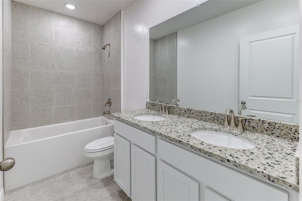 Под контрактом: $329,900 (4 спален, 2 ванн, 2052 Квадратных фут)