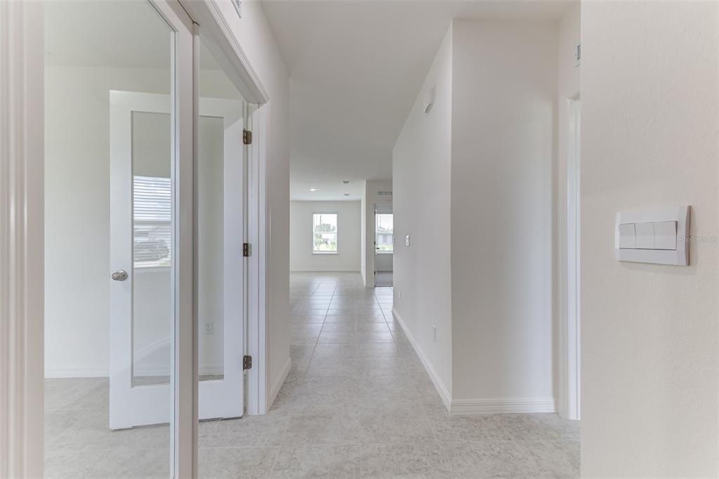 Под контрактом: $329,900 (4 спален, 2 ванн, 2052 Квадратных фут)