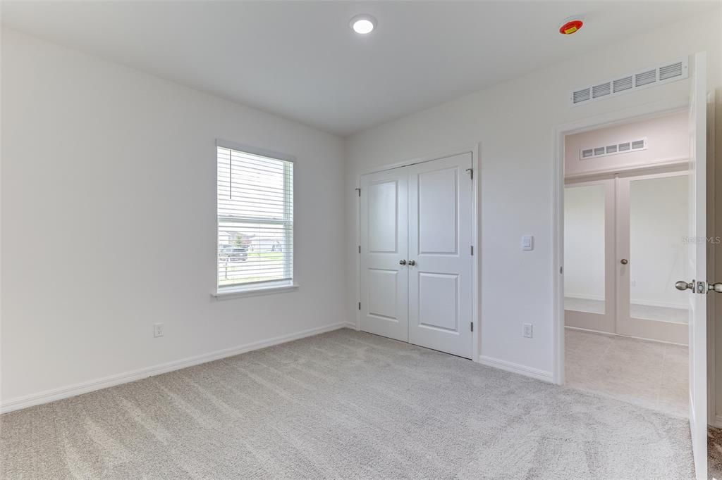 Под контрактом: $329,900 (4 спален, 2 ванн, 2052 Квадратных фут)