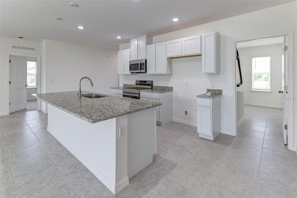 Под контрактом: $329,900 (4 спален, 2 ванн, 2052 Квадратных фут)