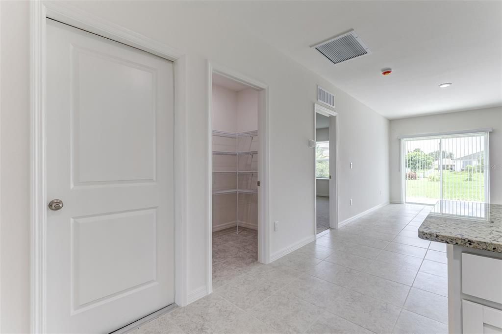 Под контрактом: $329,900 (4 спален, 2 ванн, 2052 Квадратных фут)