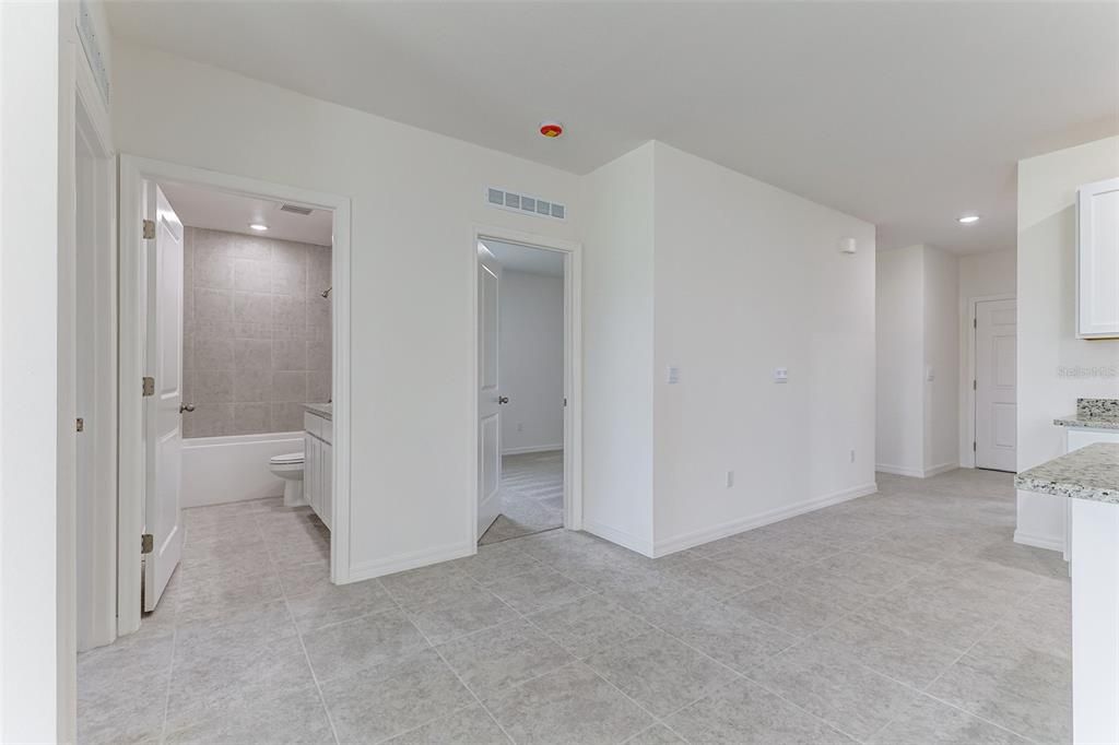 Под контрактом: $329,900 (4 спален, 2 ванн, 2052 Квадратных фут)