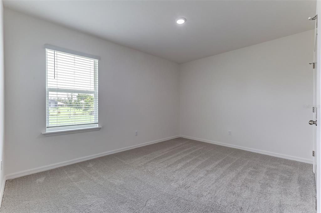 Под контрактом: $329,900 (4 спален, 2 ванн, 2052 Квадратных фут)