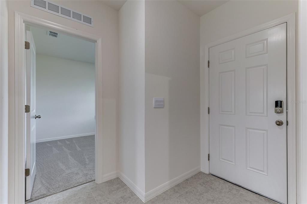 Под контрактом: $329,900 (4 спален, 2 ванн, 2052 Квадратных фут)