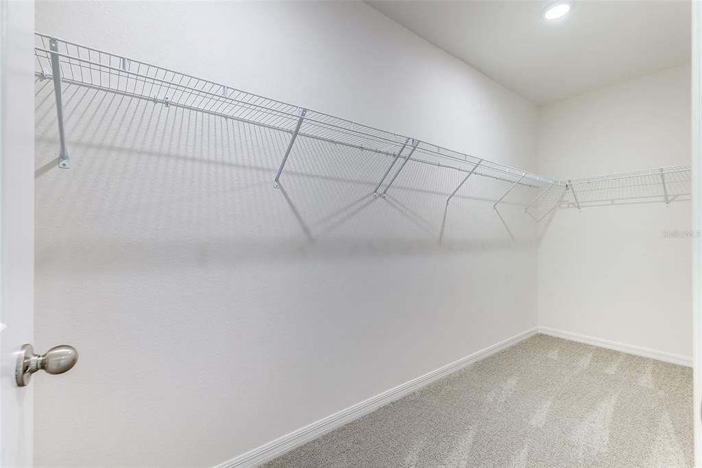 Под контрактом: $329,900 (4 спален, 2 ванн, 2052 Квадратных фут)