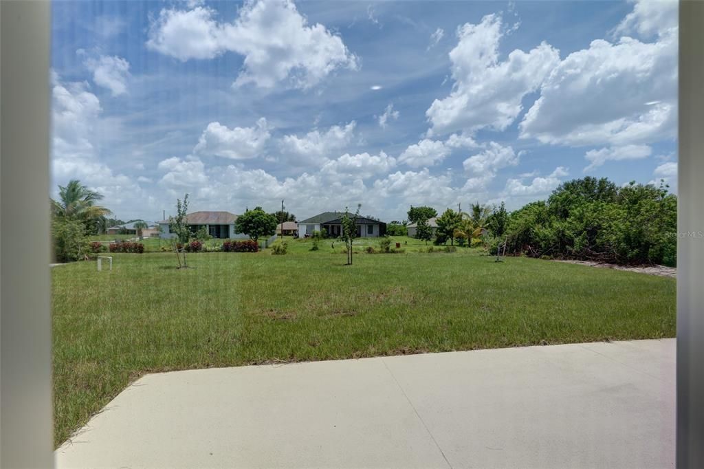 Под контрактом: $329,900 (4 спален, 2 ванн, 2052 Квадратных фут)