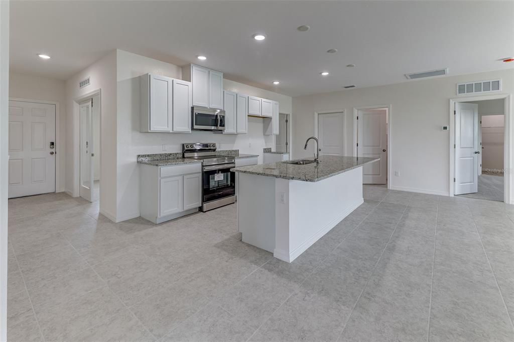 Под контрактом: $329,900 (4 спален, 2 ванн, 2052 Квадратных фут)