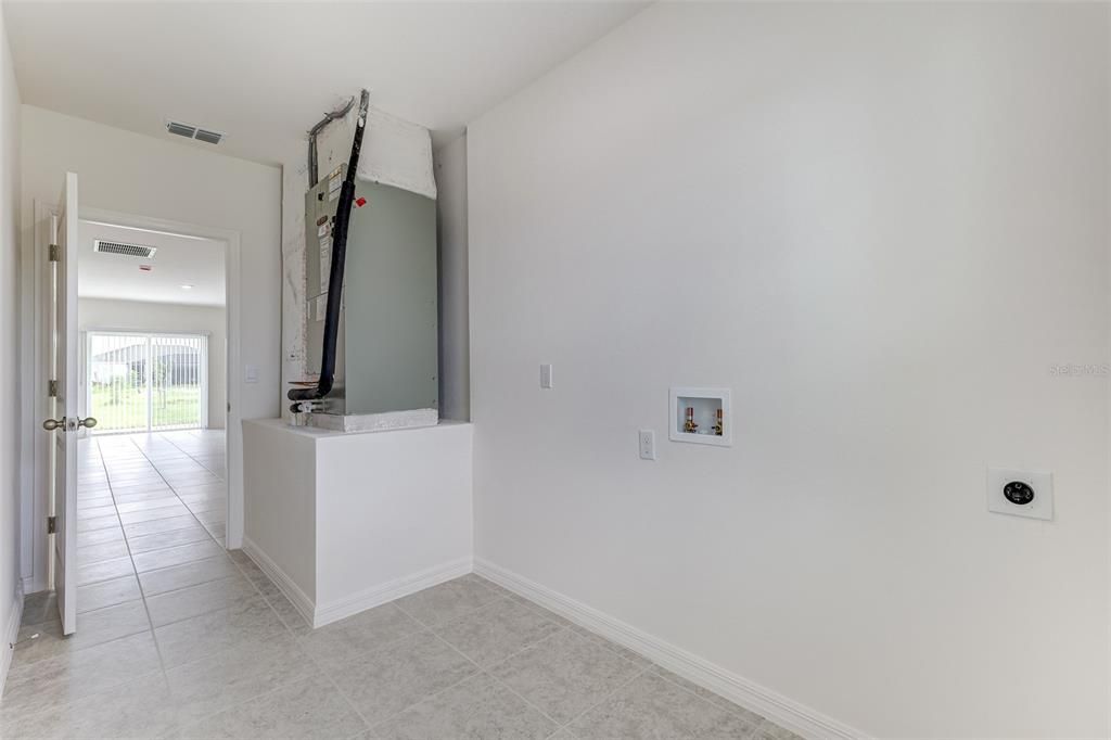 Под контрактом: $329,900 (4 спален, 2 ванн, 2052 Квадратных фут)