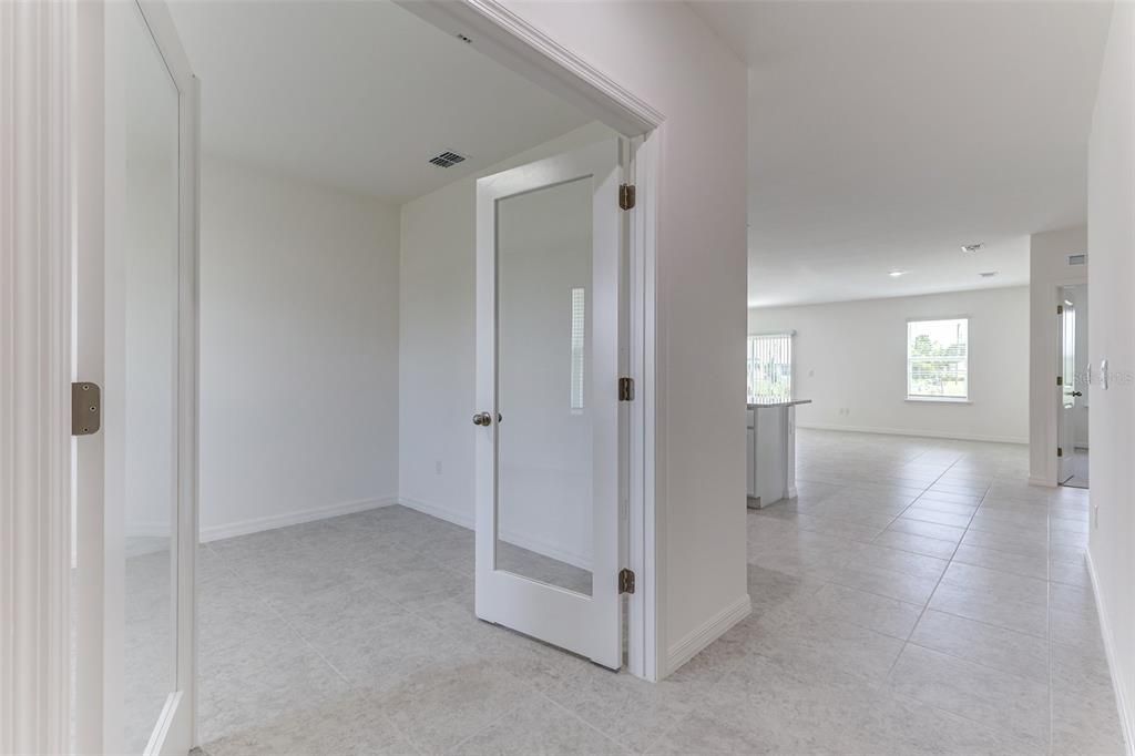 Под контрактом: $329,900 (4 спален, 2 ванн, 2052 Квадратных фут)