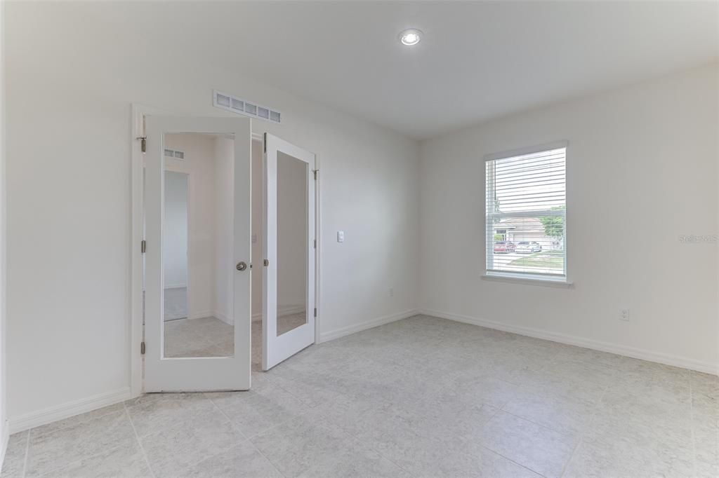 Под контрактом: $329,900 (4 спален, 2 ванн, 2052 Квадратных фут)