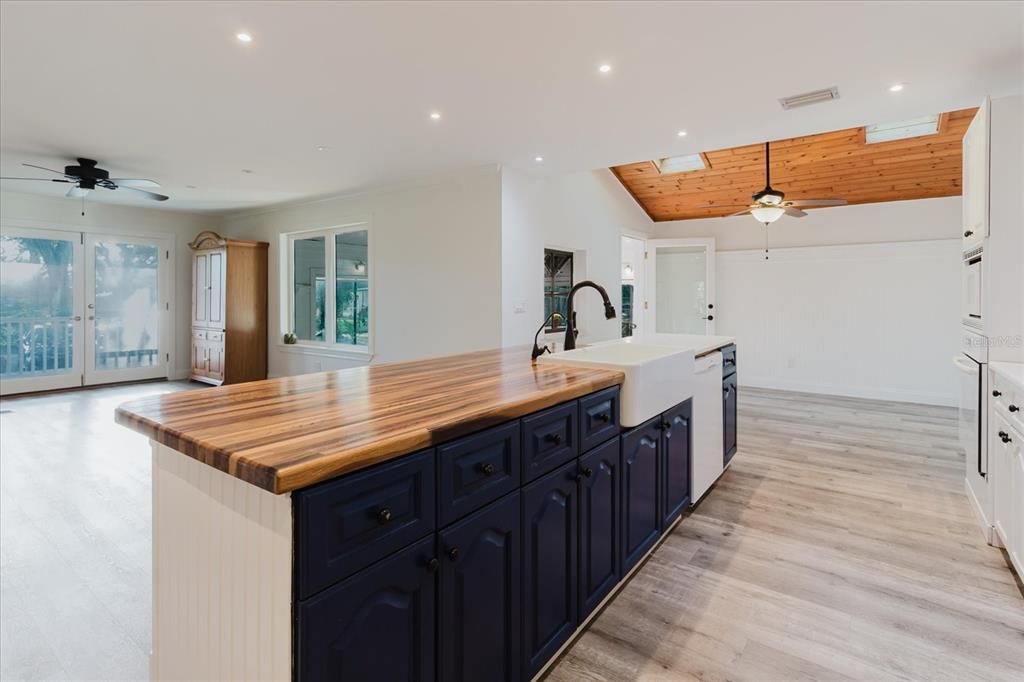 For Sale: $1,550,000 (4 beds, 3 baths, 4996 Square Feet)