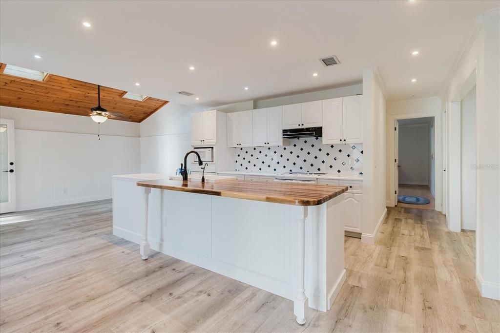 For Sale: $1,550,000 (4 beds, 3 baths, 4996 Square Feet)