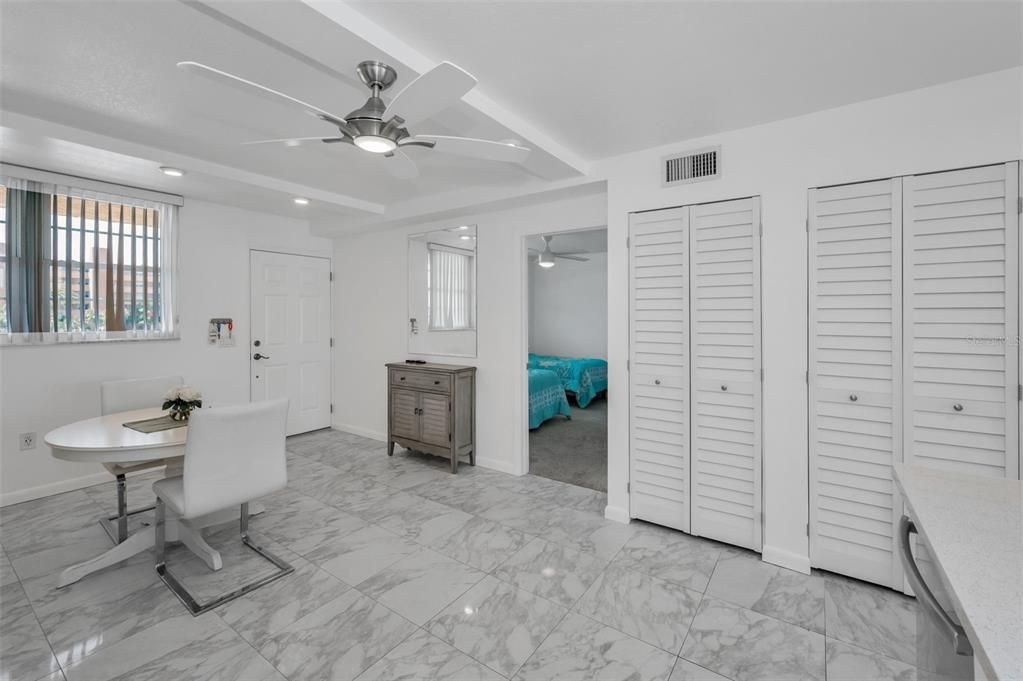 Под контрактом: $2,850 (2 спален, 2 ванн, 935 Квадратных фут)