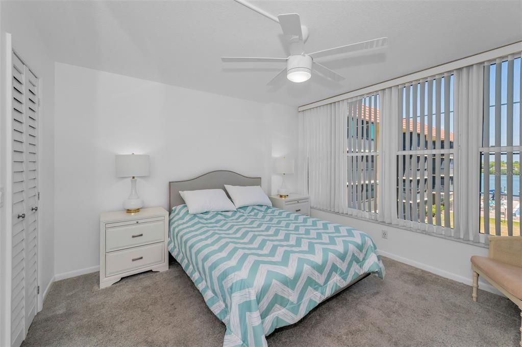 Под контрактом: $2,850 (2 спален, 2 ванн, 935 Квадратных фут)