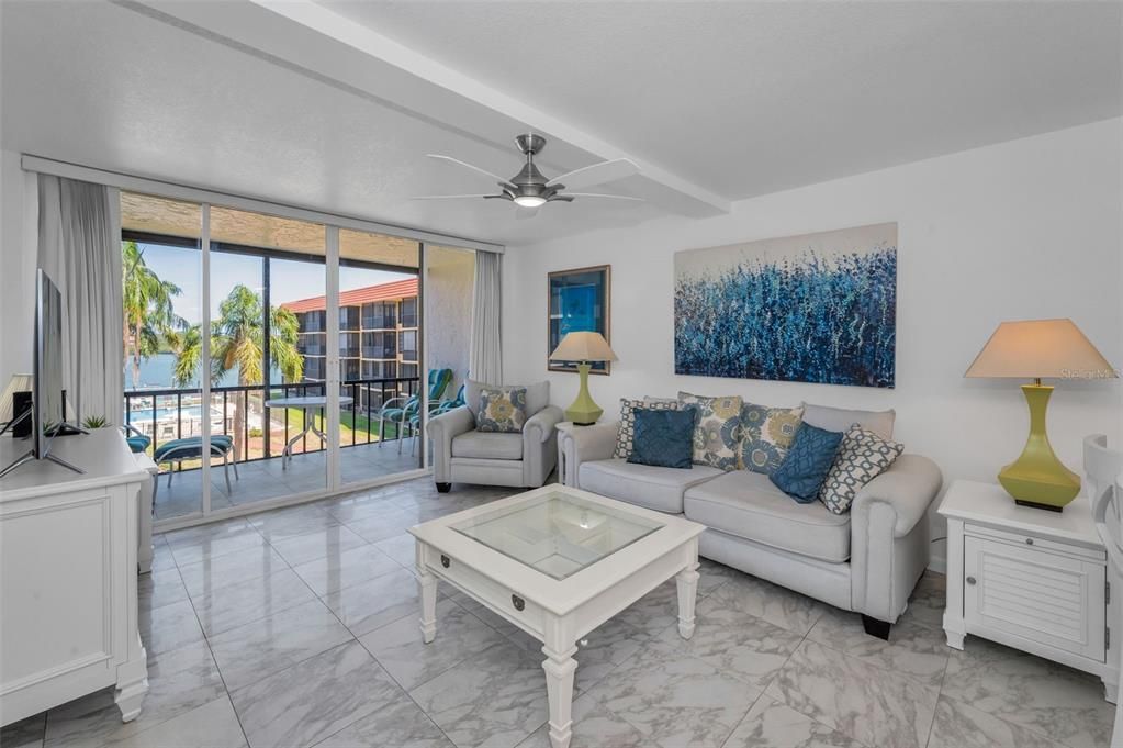 Под контрактом: $2,850 (2 спален, 2 ванн, 935 Квадратных фут)