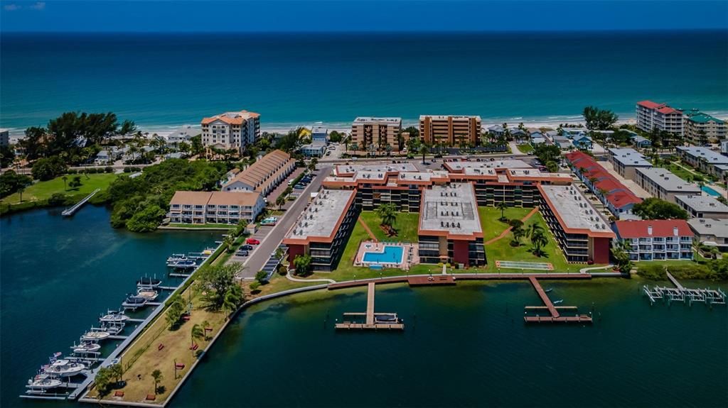 Под контрактом: $2,850 (2 спален, 2 ванн, 935 Квадратных фут)