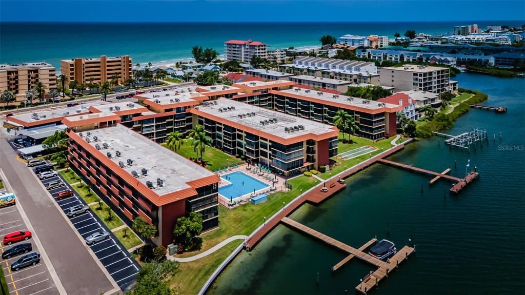 Под контрактом: $2,850 (2 спален, 2 ванн, 935 Квадратных фут)