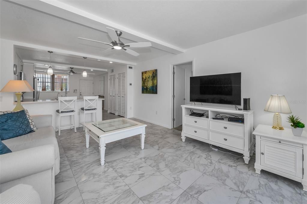 Под контрактом: $2,850 (2 спален, 2 ванн, 935 Квадратных фут)