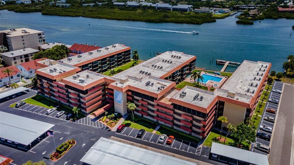 Под контрактом: $2,850 (2 спален, 2 ванн, 935 Квадратных фут)