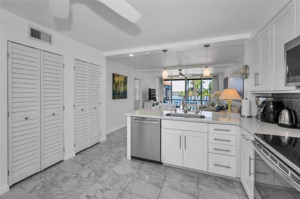 Под контрактом: $2,850 (2 спален, 2 ванн, 935 Квадратных фут)