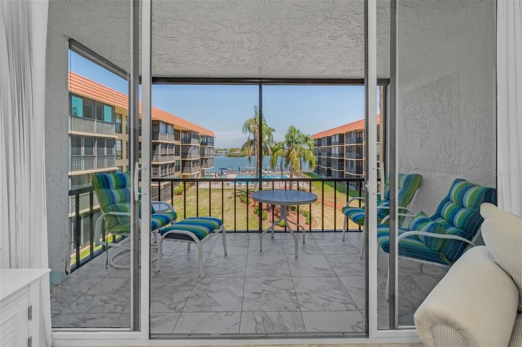 Под контрактом: $2,850 (2 спален, 2 ванн, 935 Квадратных фут)