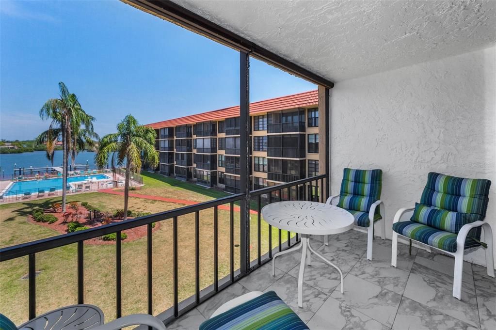 Под контрактом: $2,850 (2 спален, 2 ванн, 935 Квадратных фут)