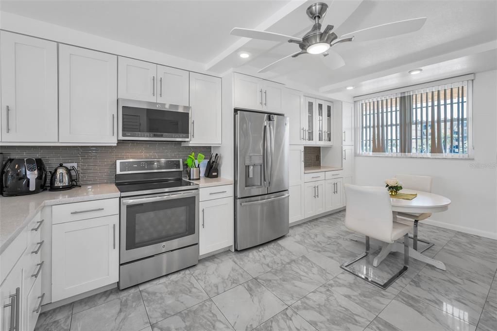 Под контрактом: $2,850 (2 спален, 2 ванн, 935 Квадратных фут)