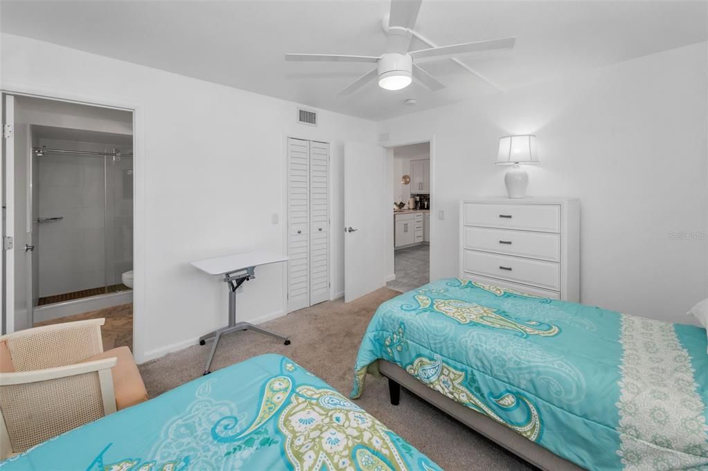 Под контрактом: $2,850 (2 спален, 2 ванн, 935 Квадратных фут)