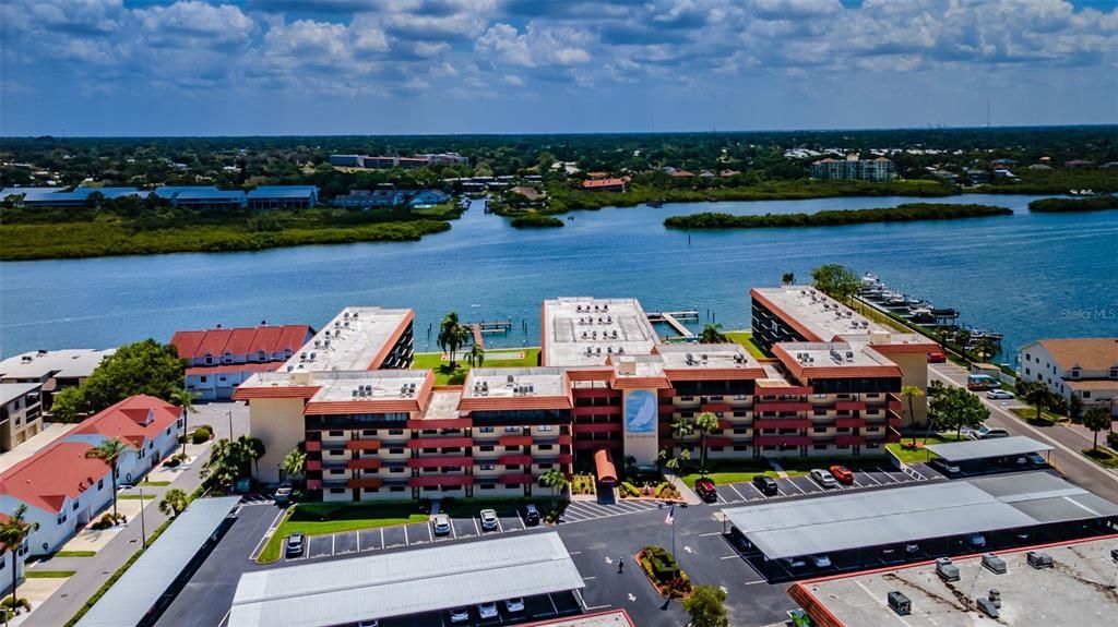 Под контрактом: $2,850 (2 спален, 2 ванн, 935 Квадратных фут)