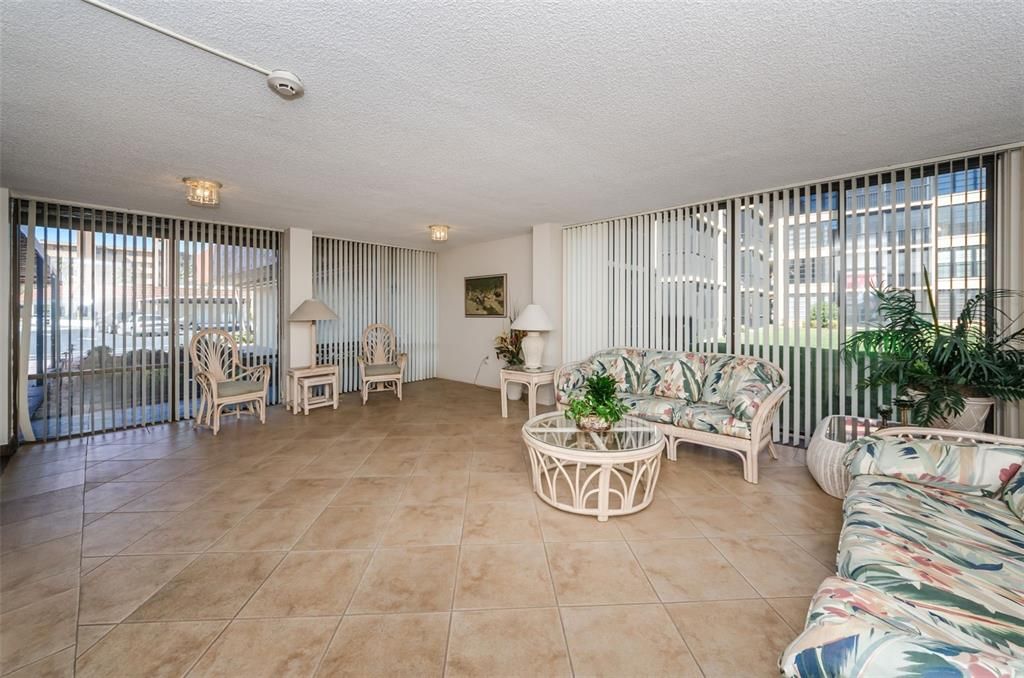 Под контрактом: $2,850 (2 спален, 2 ванн, 935 Квадратных фут)