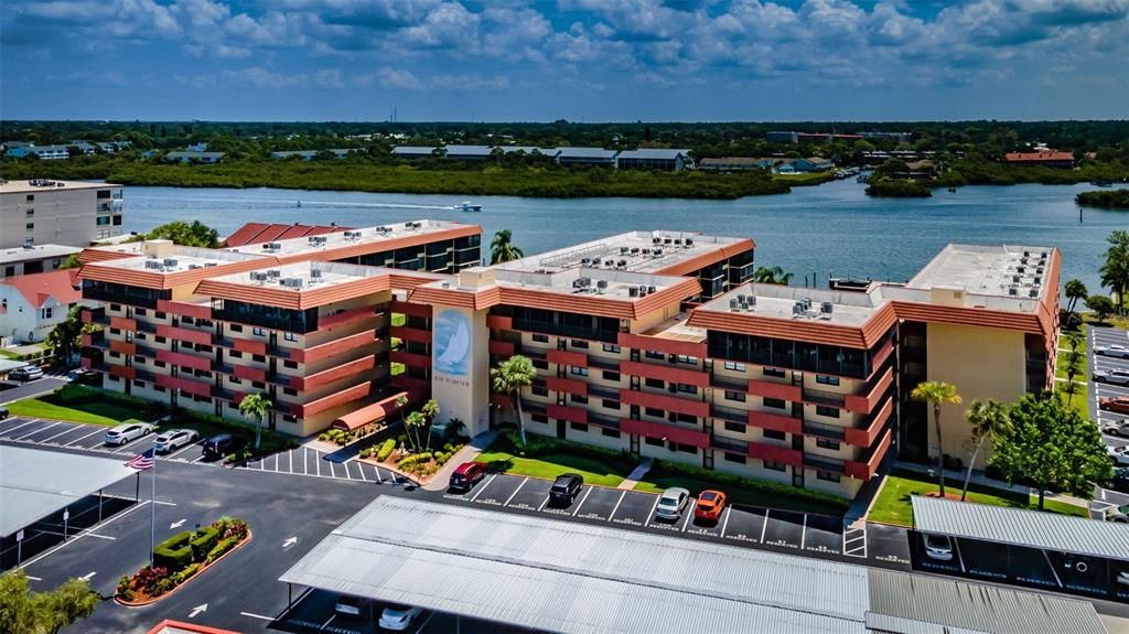 Под контрактом: $2,850 (2 спален, 2 ванн, 935 Квадратных фут)