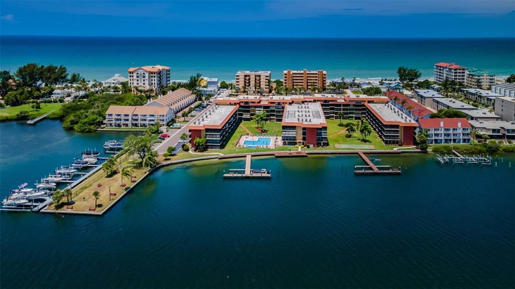 Под контрактом: $2,850 (2 спален, 2 ванн, 935 Квадратных фут)