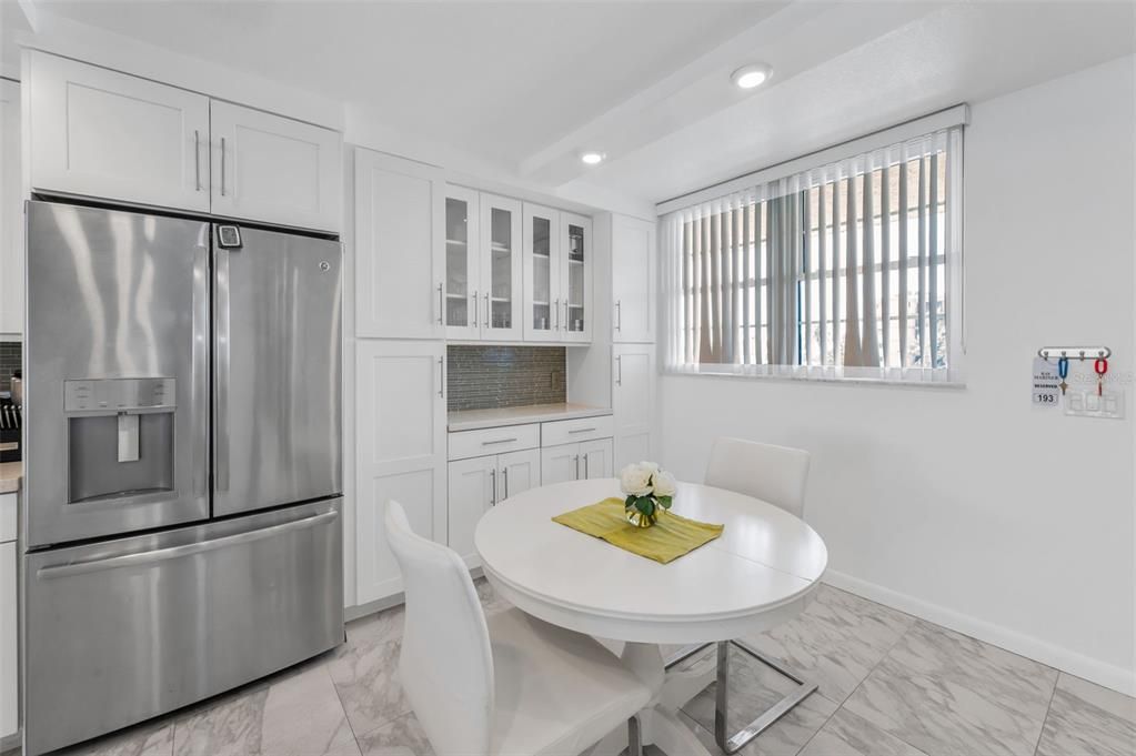 Под контрактом: $2,850 (2 спален, 2 ванн, 935 Квадратных фут)