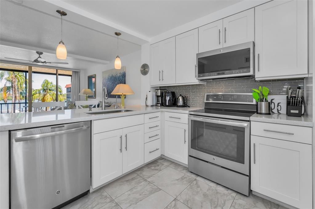 Под контрактом: $2,850 (2 спален, 2 ванн, 935 Квадратных фут)