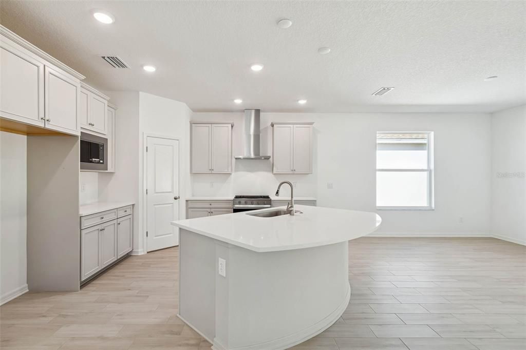 For Sale: $324,500 (2 beds, 2 baths, 1698 Square Feet)