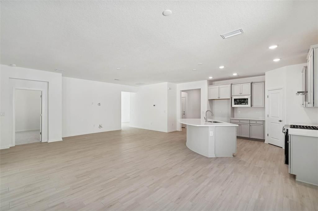 For Sale: $324,500 (2 beds, 2 baths, 1698 Square Feet)