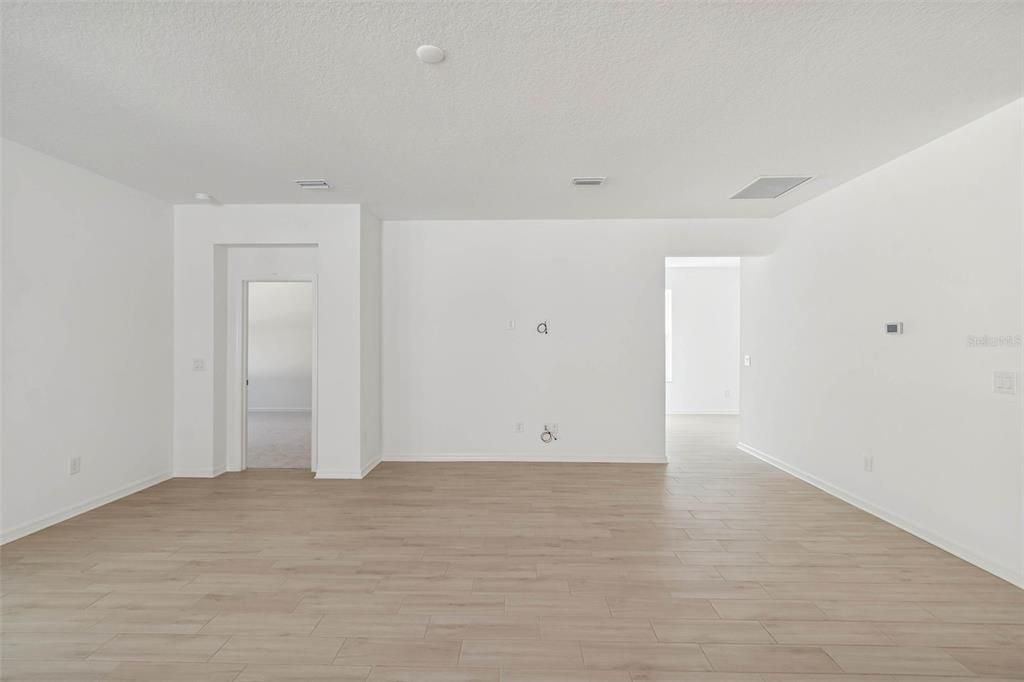 For Sale: $324,500 (2 beds, 2 baths, 1698 Square Feet)