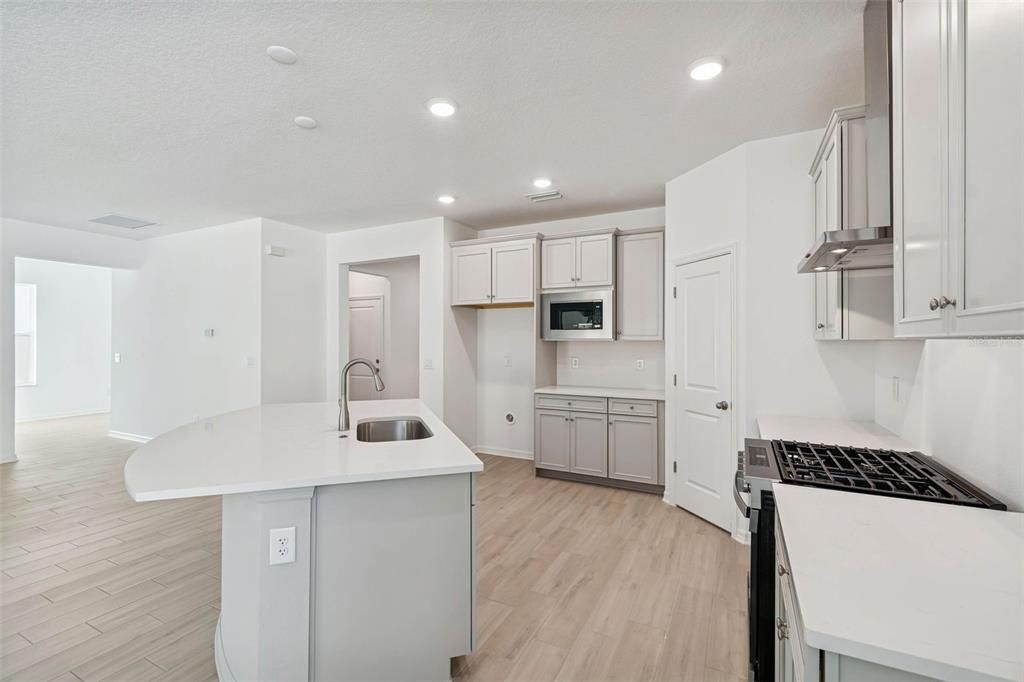For Sale: $324,500 (2 beds, 2 baths, 1698 Square Feet)