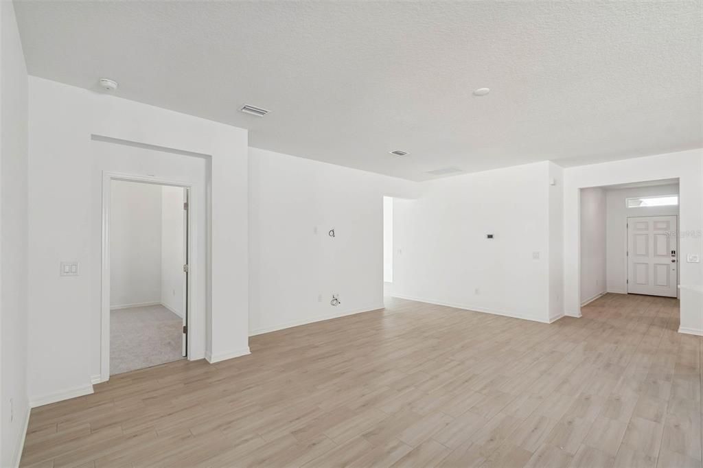 For Sale: $324,500 (2 beds, 2 baths, 1698 Square Feet)