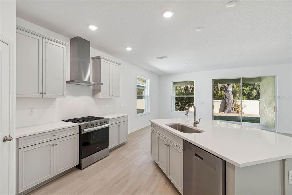 For Sale: $324,500 (2 beds, 2 baths, 1698 Square Feet)