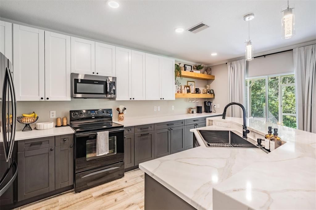 合同活跃: $274,900 (3 贝兹, 2 浴室, 1578 平方英尺)