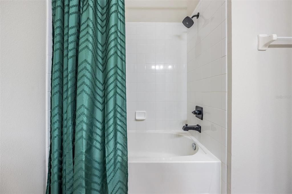 合同活跃: $274,900 (3 贝兹, 2 浴室, 1578 平方英尺)