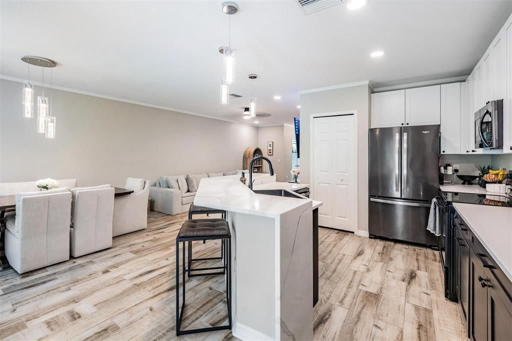 合同活跃: $274,900 (3 贝兹, 2 浴室, 1578 平方英尺)